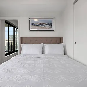 Two Bed Downtown Unit With Parking Apartment Calgary